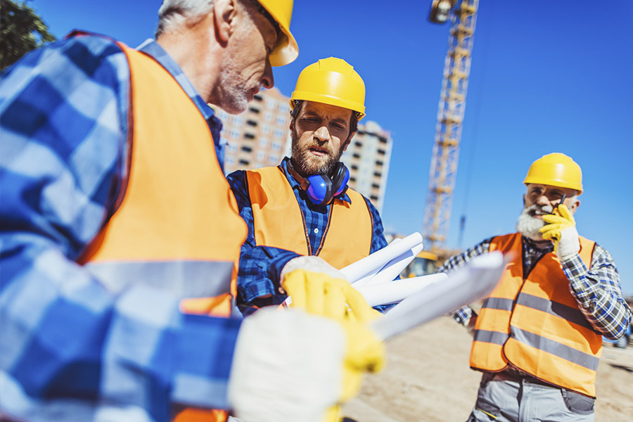 Trabajadores dialogando